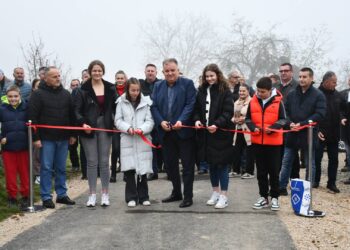 Gradonačelnik Gradiške, Zoran Adžić, danas je prisustvovao svečanom otvaranju novoasfaltiranog puta u Mjesnoj zajednici Jablanica, zaseok Babići.