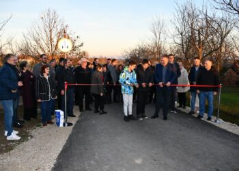 U Mjesnoj zajednici Bistrica, zaseok Švrake – Zlajutro, danas je svečano otvorena nova, asfaltirana dionica puta