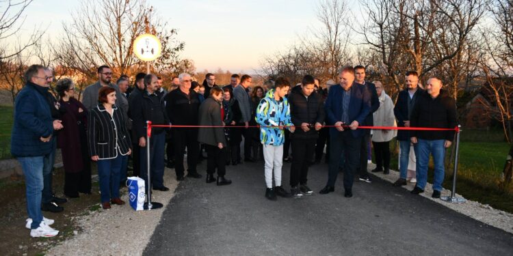 U Mjesnoj zajednici Bistrica, zaseok Švrake – Zlajutro, danas je svečano otvorena nova, asfaltirana dionica puta