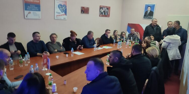 Prema nezvaničnim informacijama iz gradiškog SNSD-a, na osnovu podataka sa 68 od 89 biračkih mjesta, kandidat SNSD-a Siniša Karan ima oko 1000 glasova više od kandidata SDS-a Branka Blanuše.