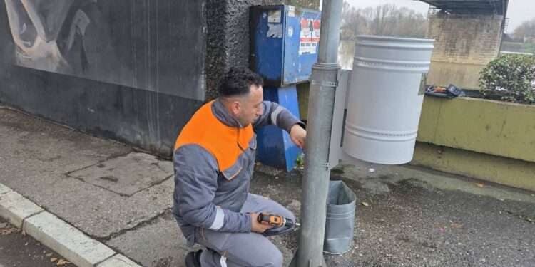 Danas smo na keju postavili nove kante za otpad na kandilabere.