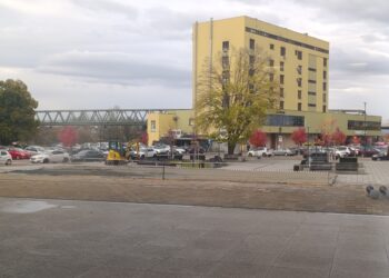 Radnici Komunalnog preduzeća „Vodovod“ Gradiška počeli su sa pripremama za klizalište Zimskog grada