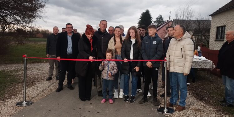 U mjesnoj zajednici Novo Selo danas je svečano otvorena nova, asfaltirana dionica puta.