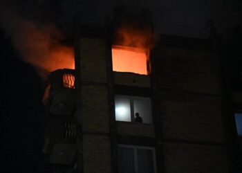 Dok je sprat iznad njega u plamenu, čovjek bespomoćno gleda kroz prozor