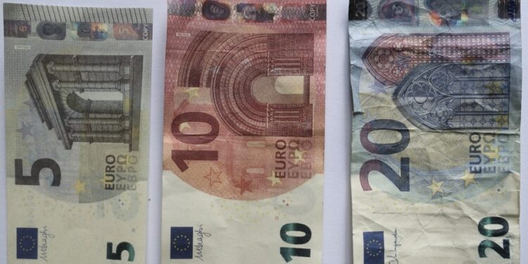 Neko ponovo plaća lažnim eurima. Policija pozvala na dodatni oprez
