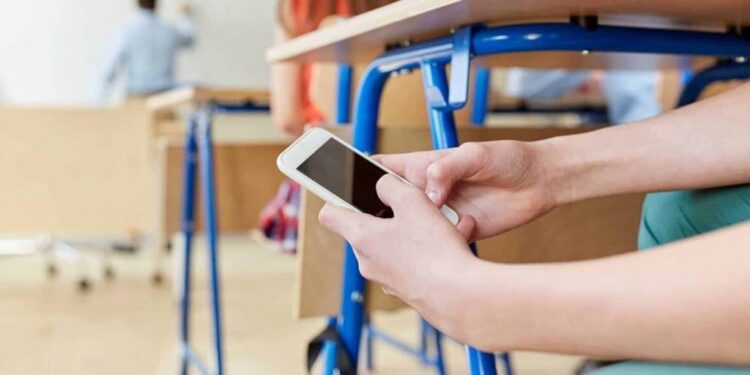 Treba li zabraniti mobitele u školama? Sve više škola u BiH uvodi pravila, roditelji i učenici podijeljeni