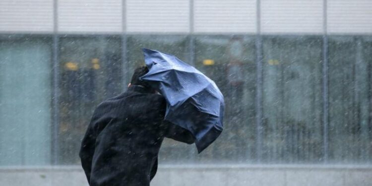 Snažni udari vjetra stižu u BiH: Izdato narančasto upozorenje za ponedjeljak