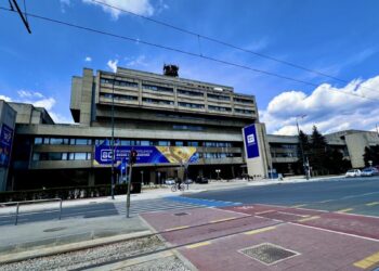 Zaposlenici BHRT-a protestuju ispred Parlamenta BiH