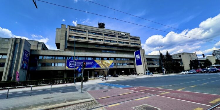 Zaposlenici BHRT-a protestuju ispred Parlamenta BiH
