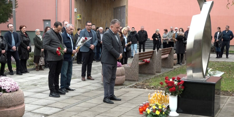 Tuga koja ne blijedi: Obilježeno 20 godina od požara u Domu kulture