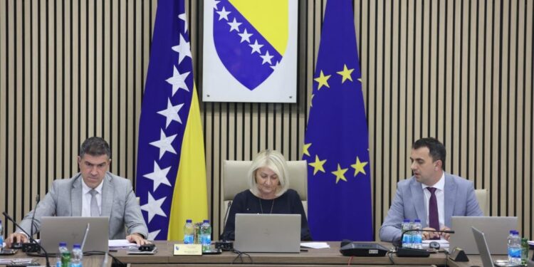 Zaposlenicima u institucijama BiH planirano po 1.000 KM pomoći