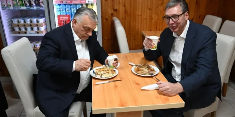 Orban obećao mađarsku pomoć Srbiji, Vučić ga odveo na burek kod Mićka