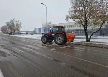 Zimska služba počela posipanje puteva u Gradišci