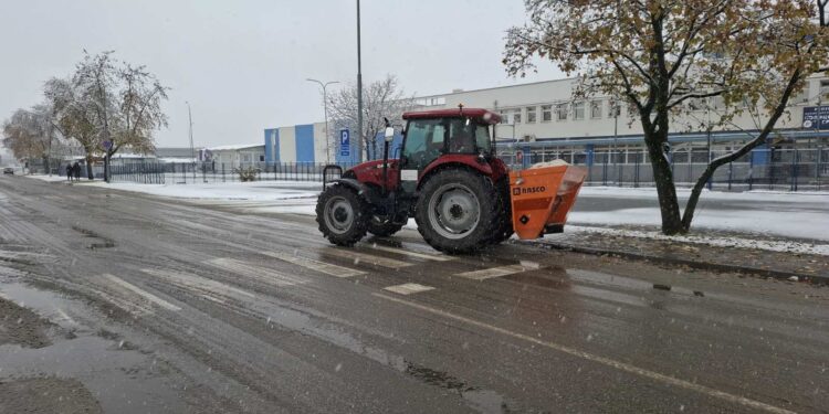 Zimska služba počela posipanje puteva u Gradišci