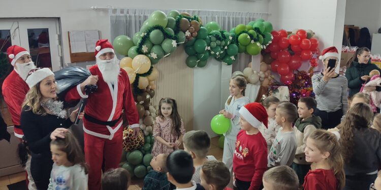 U Drageljima organizovana podjela novogodišnjih paketića