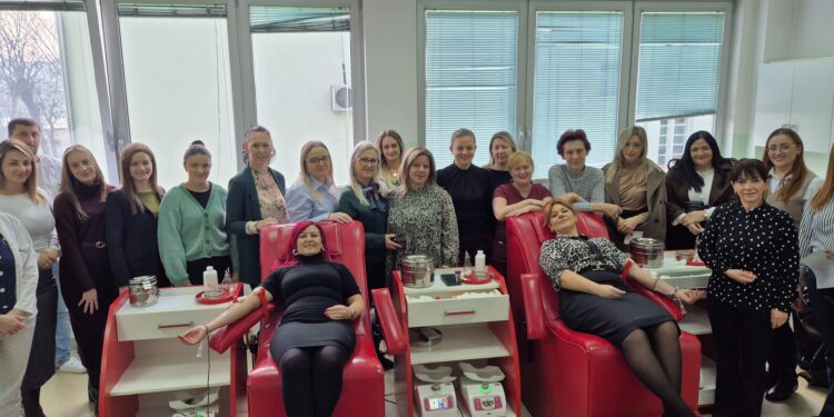 Članice Aktiva žena SNSD-a Gradiška dale krv