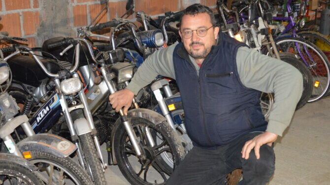 Goran oživljava duh prošlih vremena: U Krnetama više motora „Tomos“ nego u cijelom Lijevču i Potkozarju (FOTO)