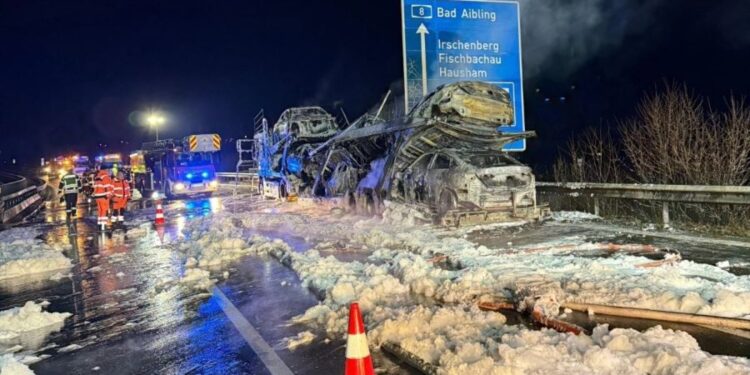 Vozaču iz BiH izgorio šleper pun Mercedesa: Šteta se broji u stotinama hiljadama eura
