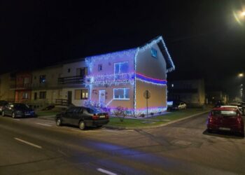 PRAZNIČNA ČAROLIJA U GRADIŠCI: Dom Milenka Babića Mike obasjan sa pet hiljada lampica