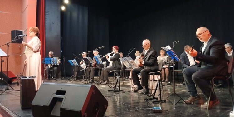 Gradiška publika uživala u koncertu „Veče uz pjesmu“