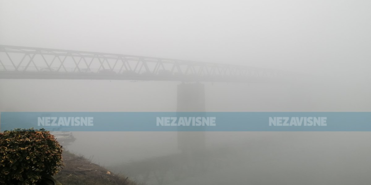 Treći dan u magli: Gradiška i okolina pod gustim smogom, vozači u problemu
