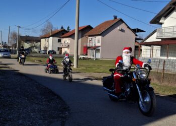 Moto klub “Vremeplov” doniorao novogodišnje paketiće članovima Udruženja “Duga” (FOTO)