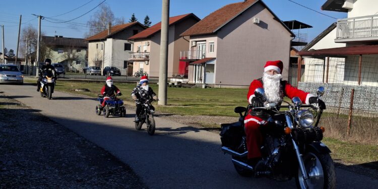 Moto klub “Vremeplov” doniorao novogodišnje paketiće članovima Udruženja “Duga” (FOTO)