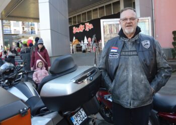 Dobri momci iz Moto kluba „Stado“ obradovali mališane u Gradišci