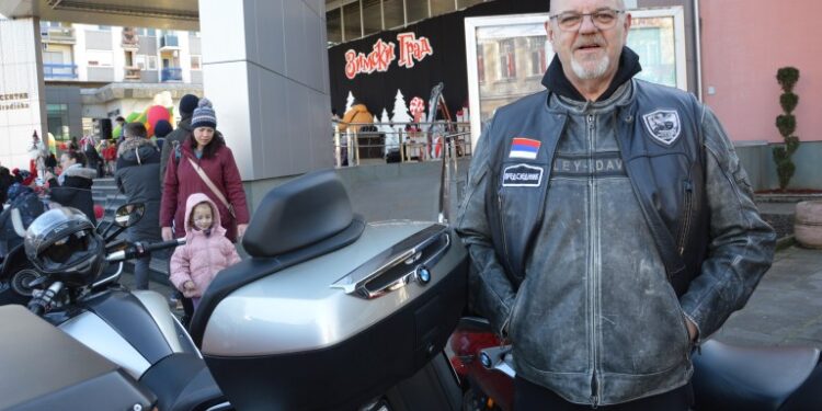 Dobri momci iz Moto kluba „Stado“ obradovali mališane u Gradišci