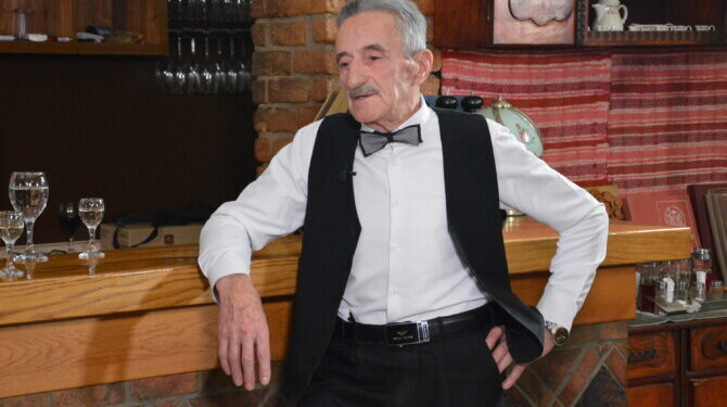 Dragan Lukić, najstariji konobar u Gradišci: Zadnjeg dana decembra goste ću služiti po 54. put (FOTO)
