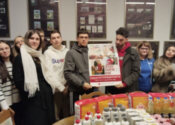 Gimnazijalci iz Gradiške prikupili pomoć u akciji “Budi razlog za nečiji osmijeh“
