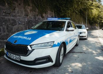 Muškarac iz Milića ošamario ženu i pogodio je tortom u glavu. Sada će mu se suditi