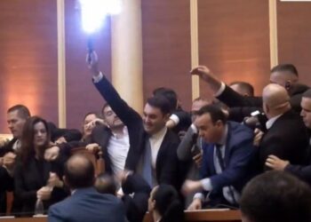 Totalni haos u albanskom parlamentu: Zastupnici bakljadom i jurišem prekinuli sjednicu, policija upala u dvoranu!