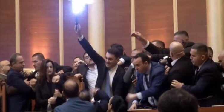 Totalni haos u albanskom parlamentu: Zastupnici bakljadom i jurišem prekinuli sjednicu, policija upala u dvoranu!