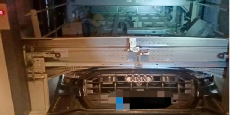 Auto s dvoje djece propao kroz garažni lift u Srbiji