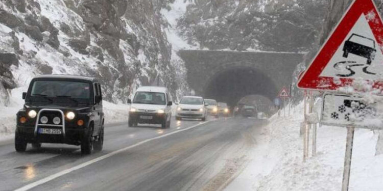 Na cestama gužva, na granicama čekanje: Vozačima preporučen oprez