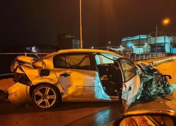 Nesreća u Banjoj Luci, automobil potpuno uništen nakon što je udario u ogradu mosta: