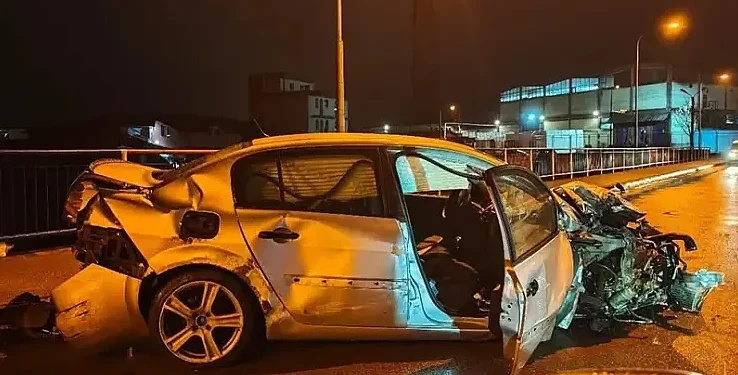 Nesreća u Banjoj Luci, automobil potpuno uništen nakon što je udario u ogradu mosta: