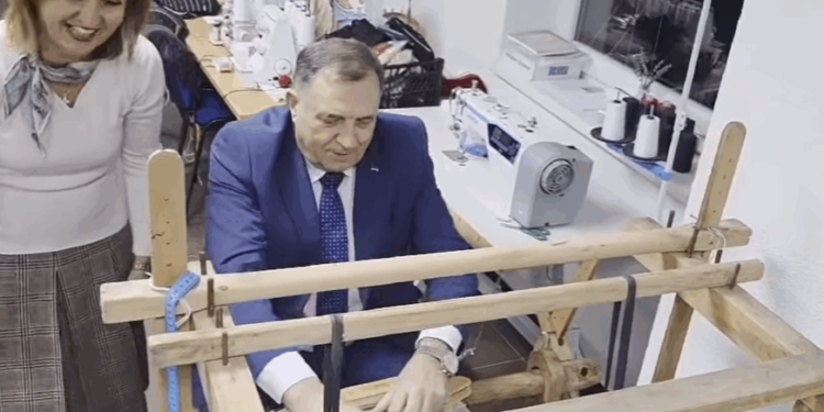 Nesvakidašnje izdanje Milorada Dodika: Okušao se u tkanju vune
