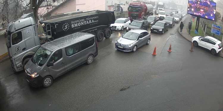 Gužve na graničnim prelazima Gradiška i Gradina