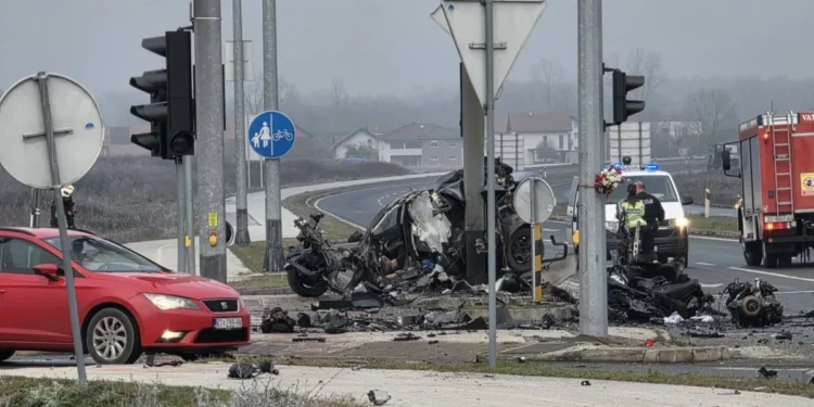 Stravični prizori sa mjesta nesreće: Automobilom se zabio u stub, od vozila ništa nije ostalo
