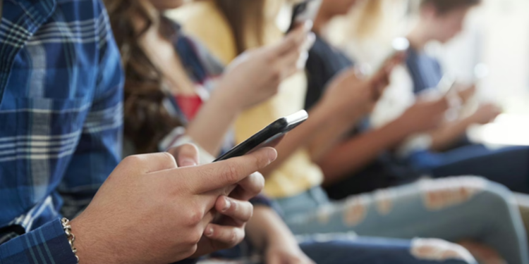 Mladi prosječno provode četiri do pet sati dnevno internetu