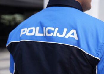 Muškarac (42) uhapšen zbog napada na policiju, oštetio je i policijsko vozilo