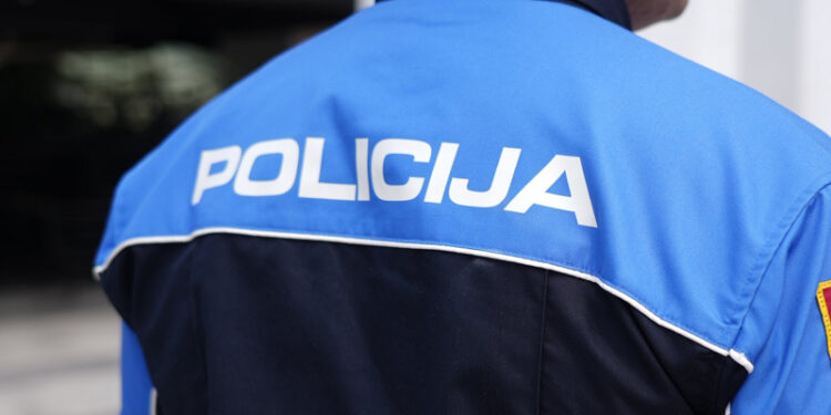 Muškarac (42) uhapšen zbog napada na policiju, oštetio je i policijsko vozilo