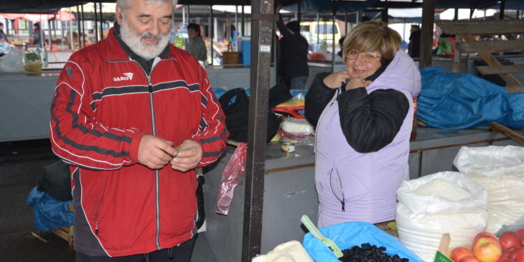 Tradicionalna „Zimska pijaca“ održana danas na zelenoj pijaci u Gradišci