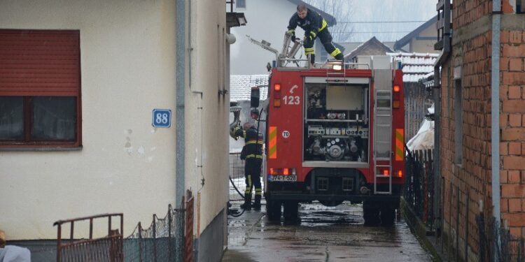 Vatrogasci u Gradišci od jutros imaju pune ruke posla (FOTO)