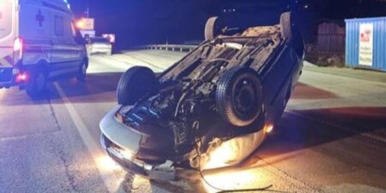 Vozač iz BiH pijan sletio s ceste u Tirolu: Auto završio na krovu