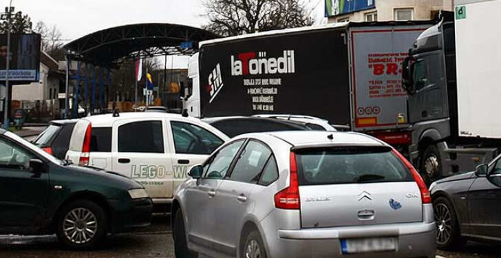 Stabilna situacija na granici u Gradišci uprkos protestu prevoznika