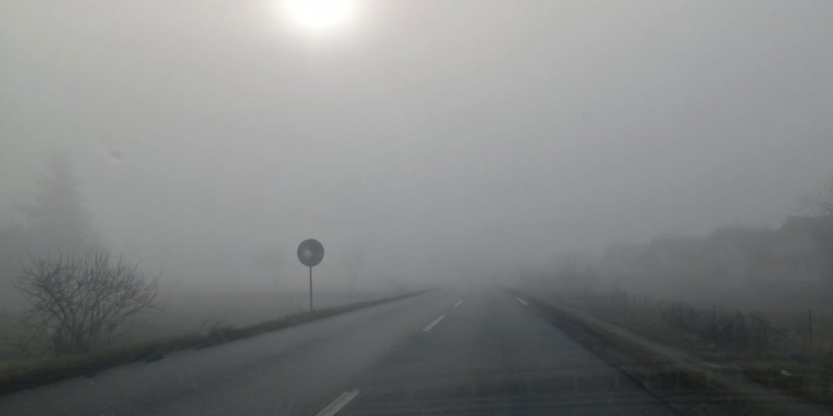 Gusta magla u Lijevču: Saobraćaj usporen, vidljivost jako loša (VIDEO)