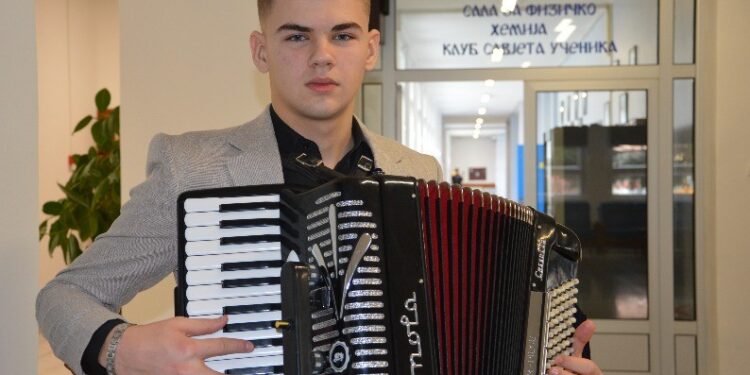 Zaljubljen u harmoniku i narodnu muziku: Zvijezda koja dolazi zove se Dimitrije